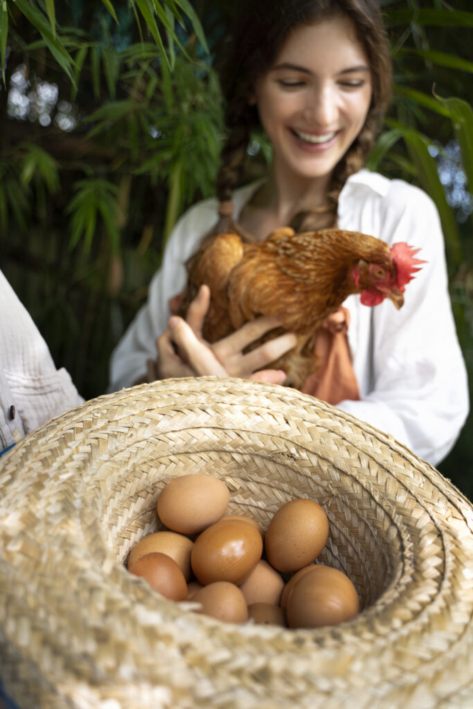 mujer-sonriente-alto-angulo-gallina